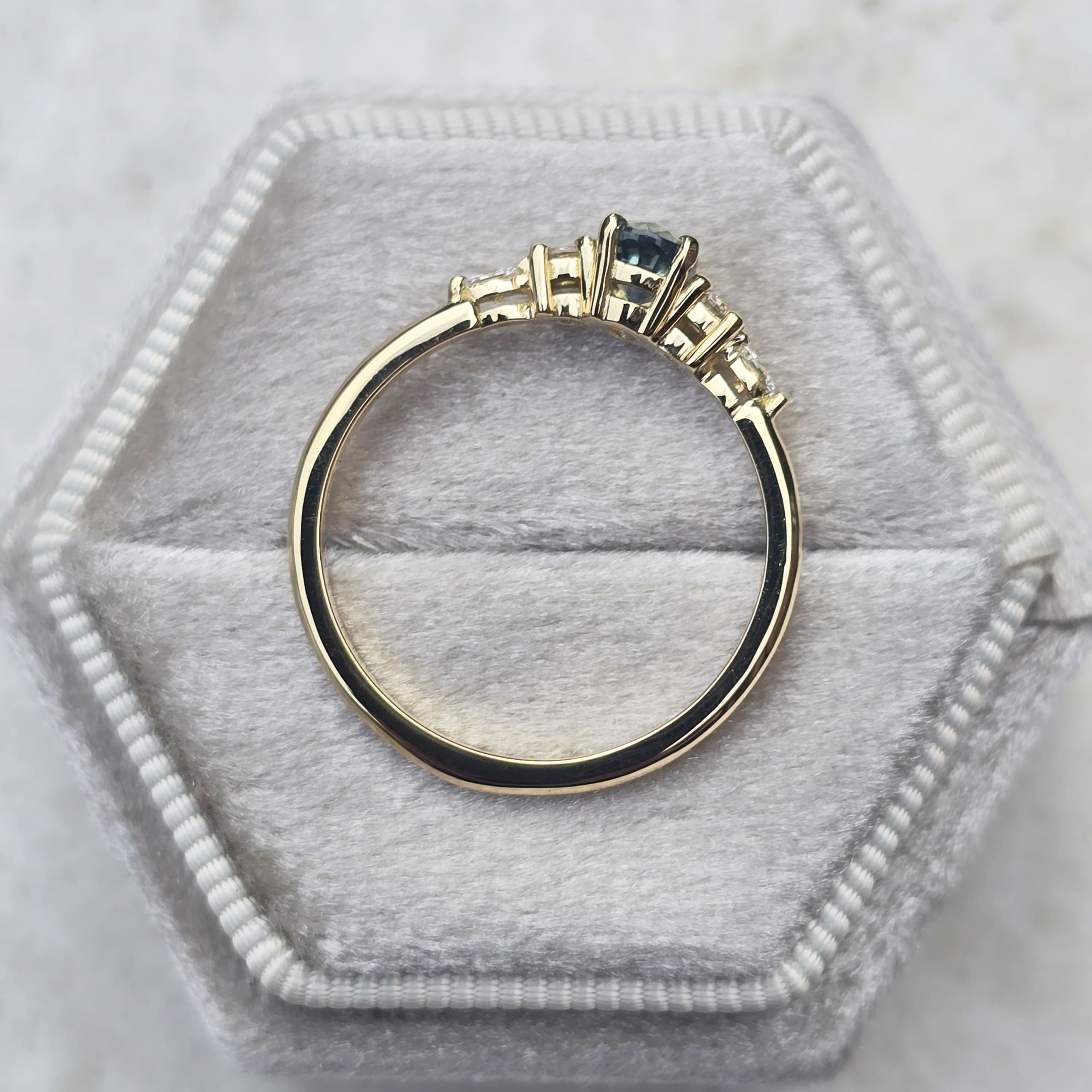 Bi colour sapphire and diamond ring — 3