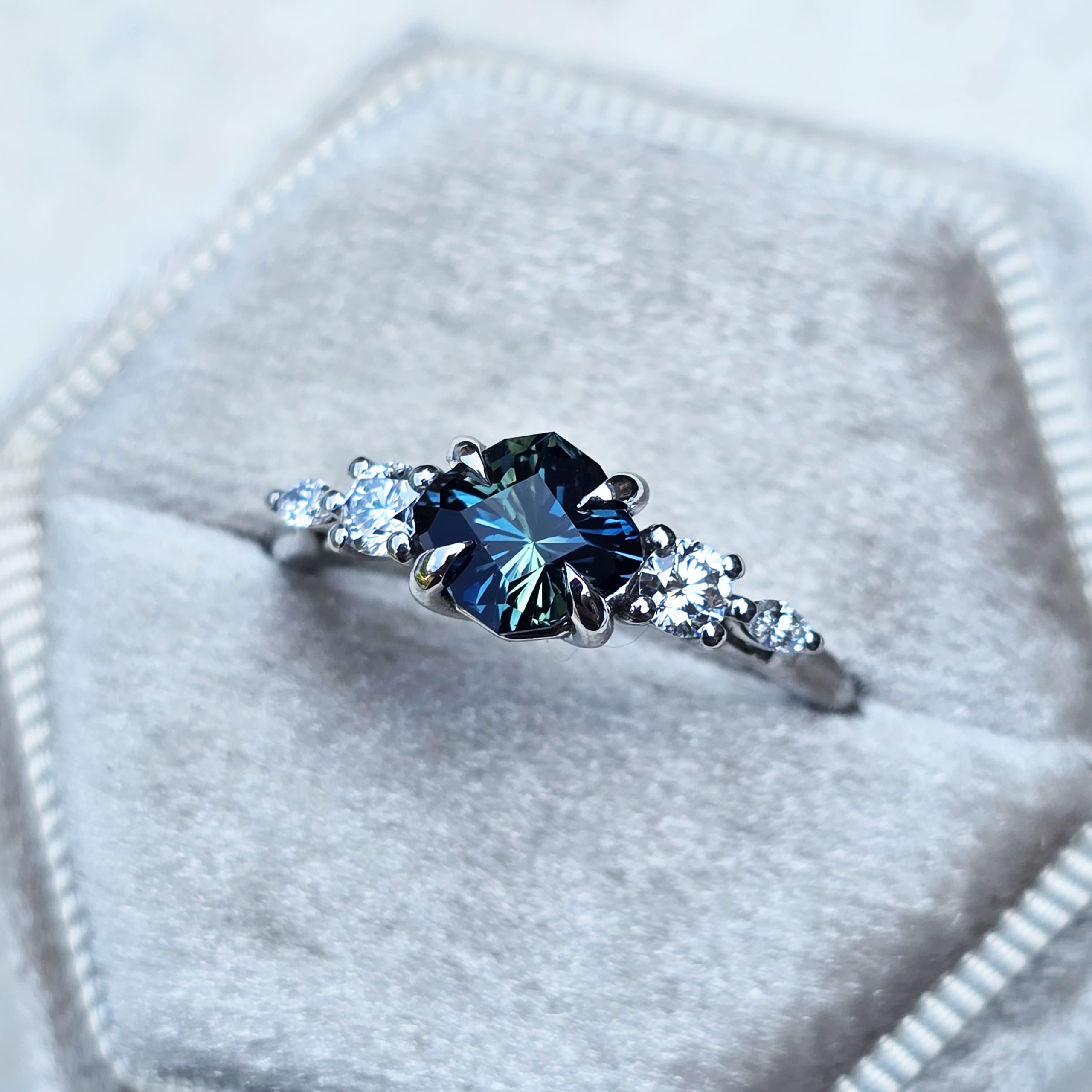 Universe cut bi colour sapphire and diamond ring — 3