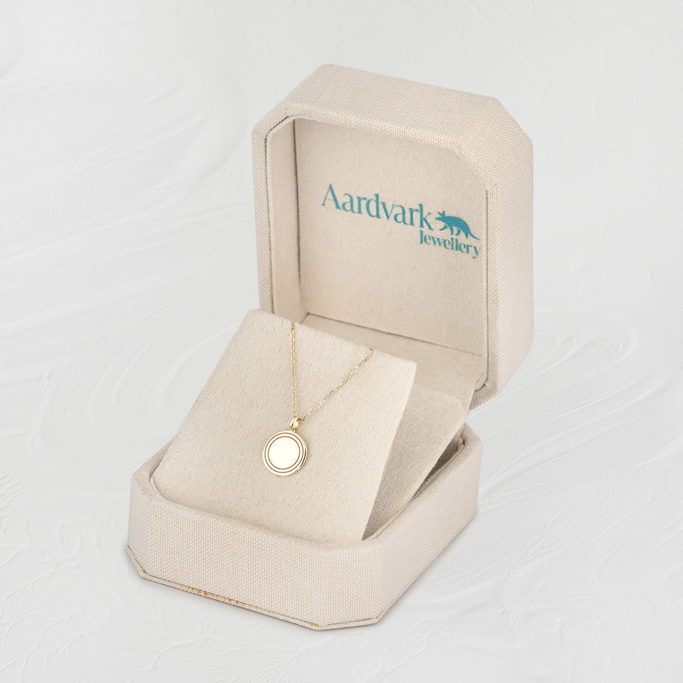 9ct yellow gold circle pendant and chain  — 4
