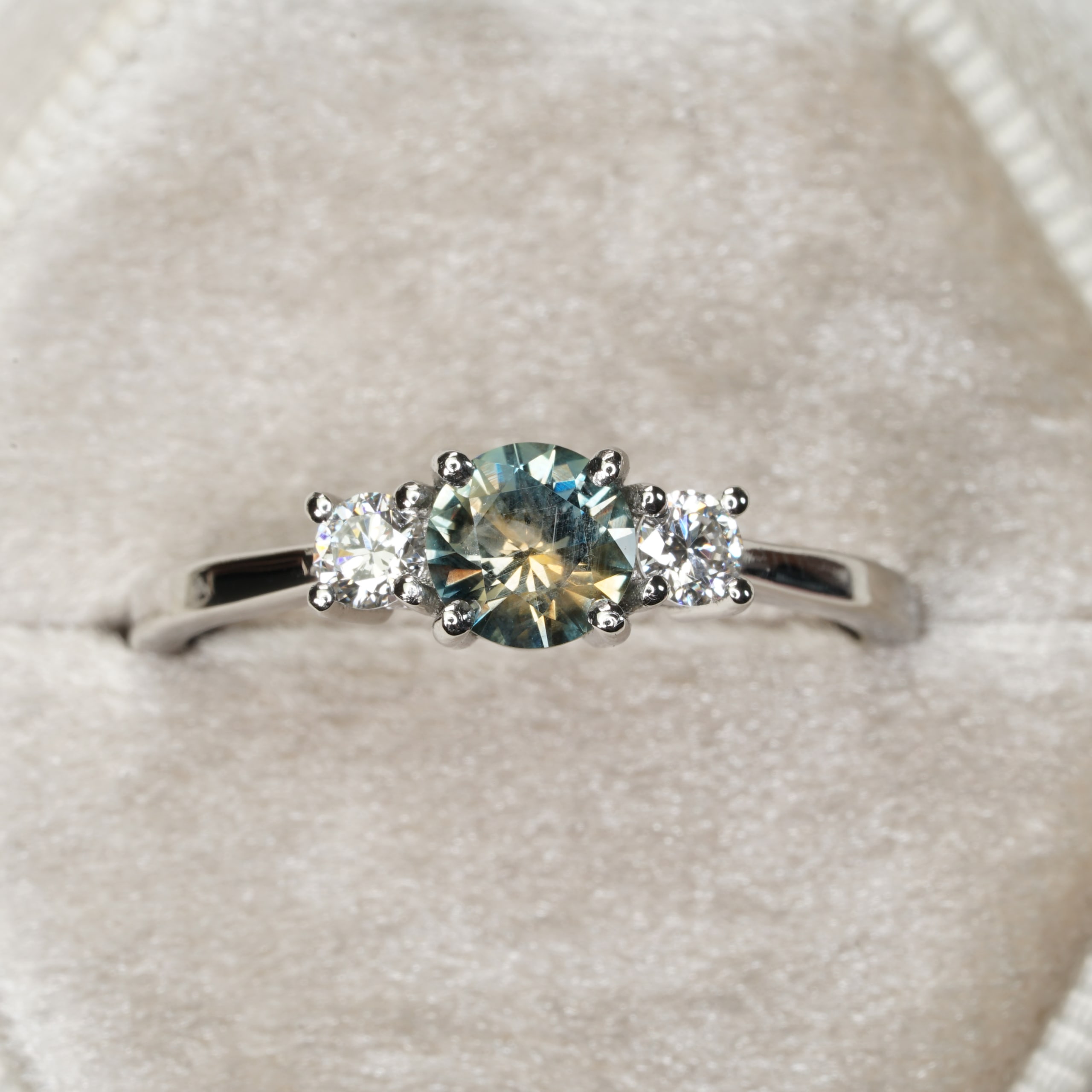Bi colour Montana sapphire and diamond ring — 3
