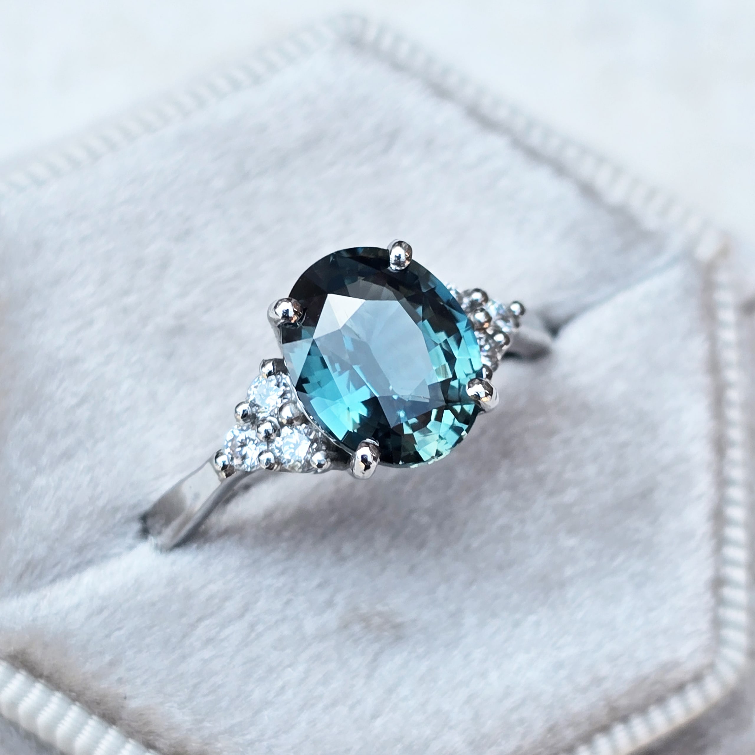  Oval steely teal sapphire and diamond ring — 1