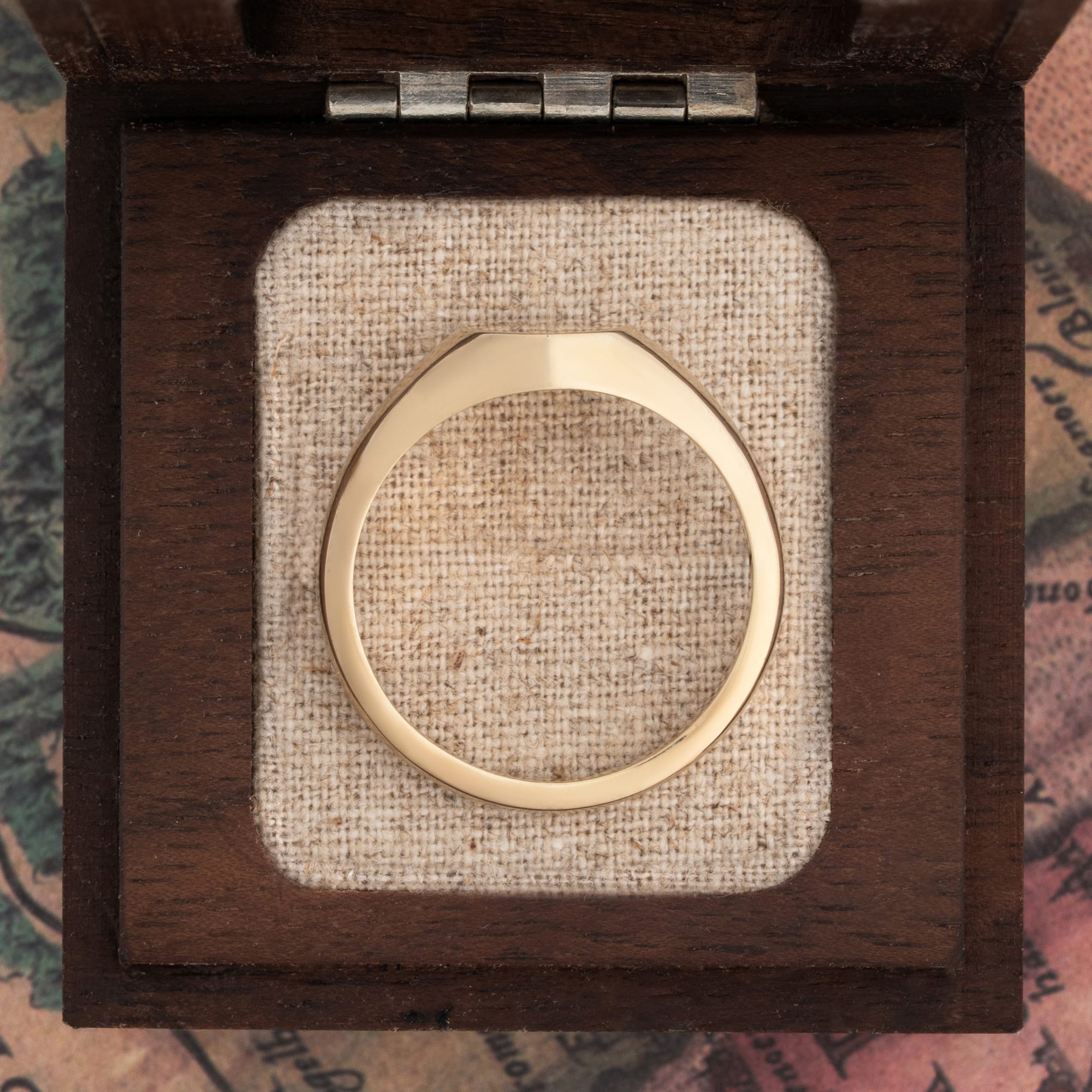 Oval signet ring  — 4