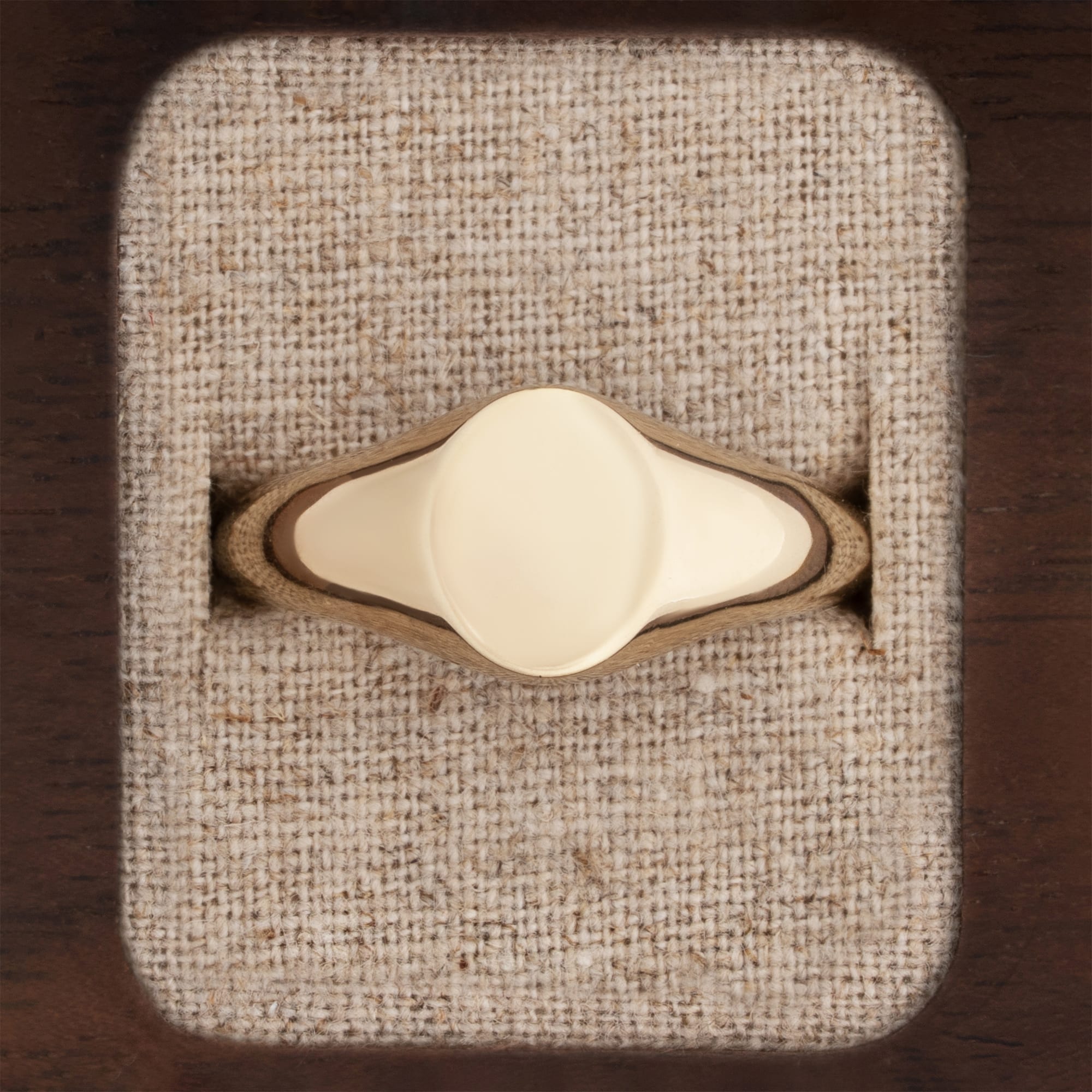 Oval signet ring  — 9