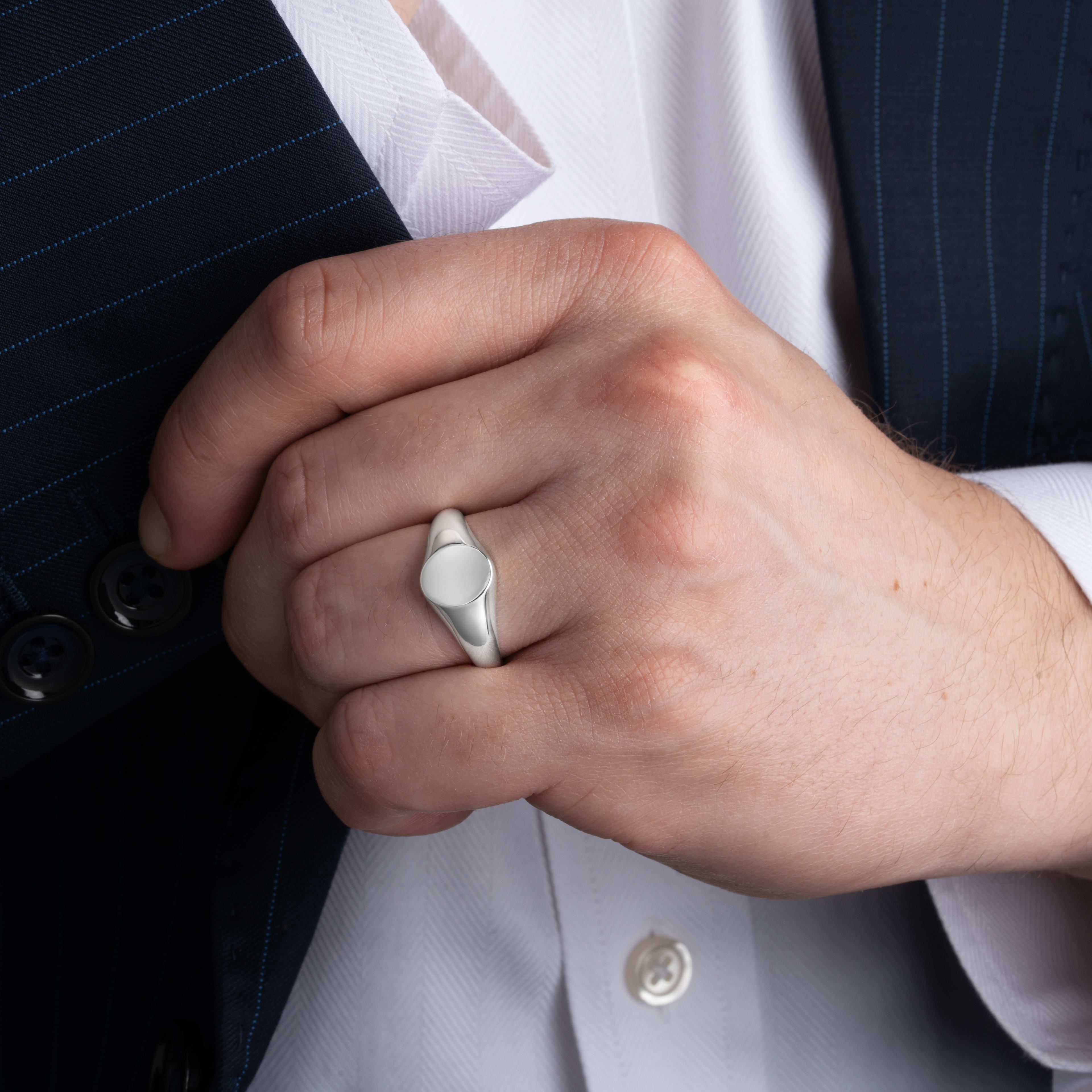 Oval signet ring  — 6