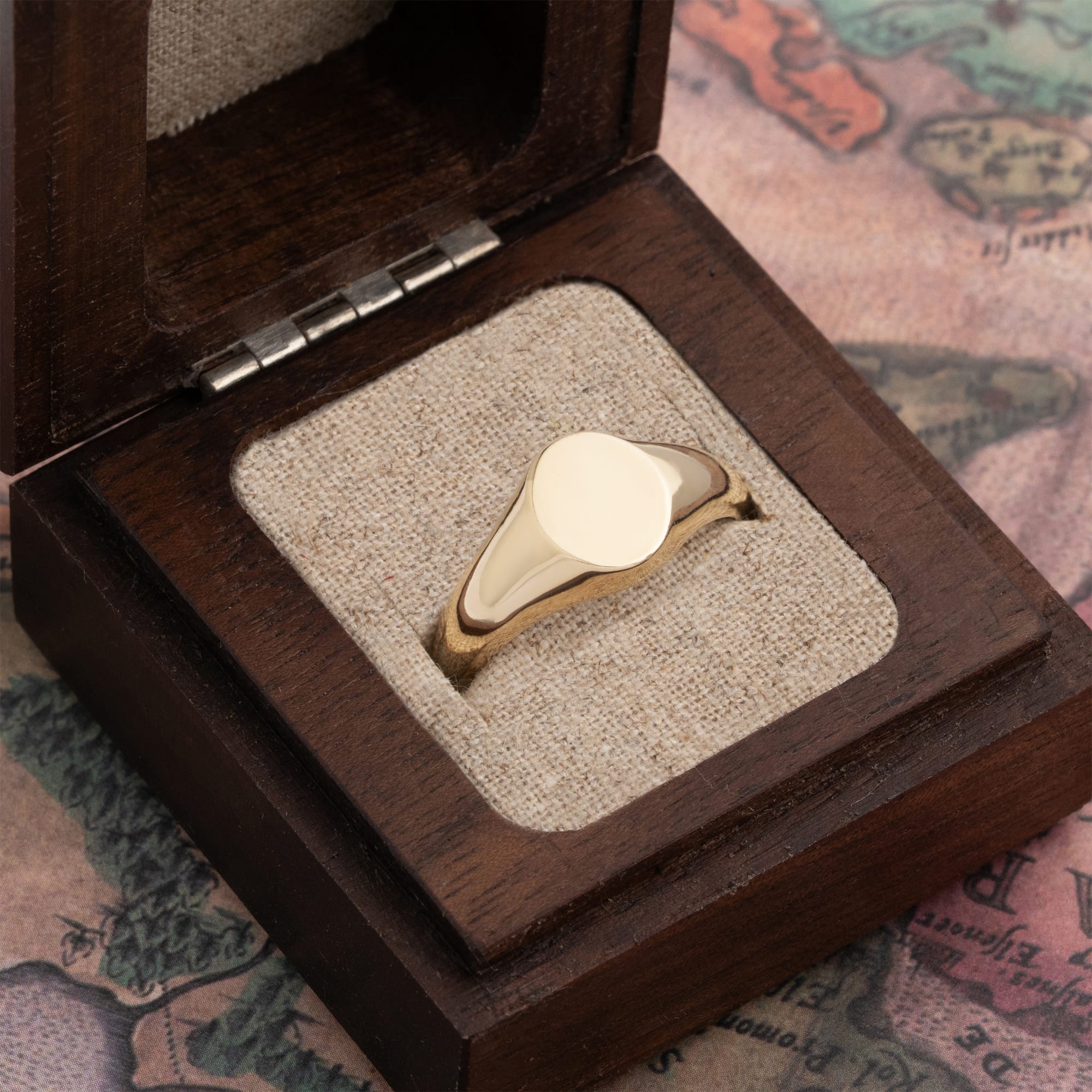Oval signet ring  — 3