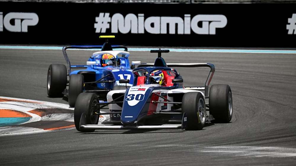 Martí was on the defense throughout Race 2 including engaging in a lengthy battle with American Express driver Jessica Edgar