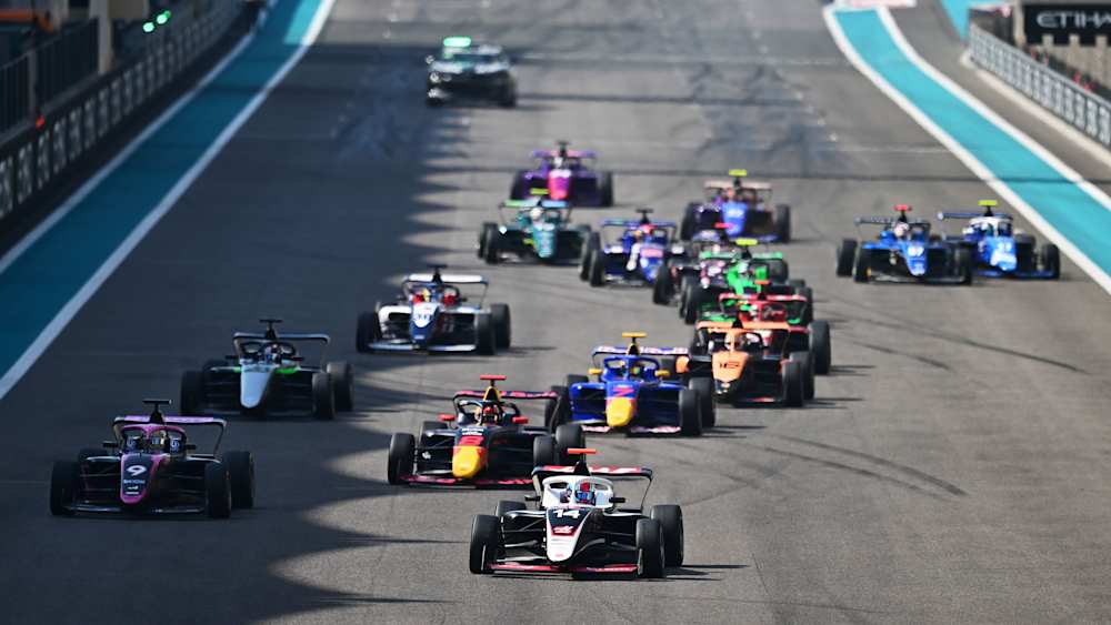 Chambers stole the lead off pole-sitter Pulling into Turn 1 