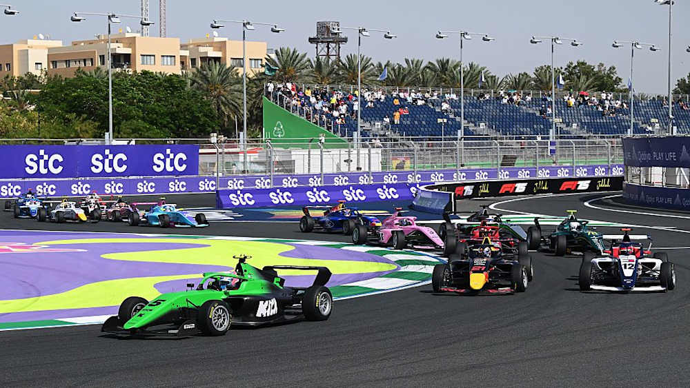 Palmowski dispatched Alba Larsen and Tina Hausmann into the first corner