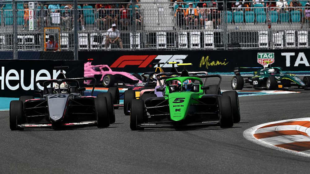 Pin had to fight her way past reverse grid polesitter Emma Felbermayr for the lead