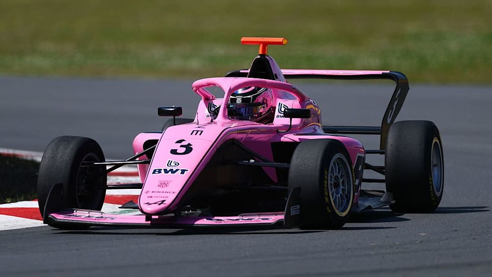 Gademans lead looked firm until the Safety Car was called on Lap 14