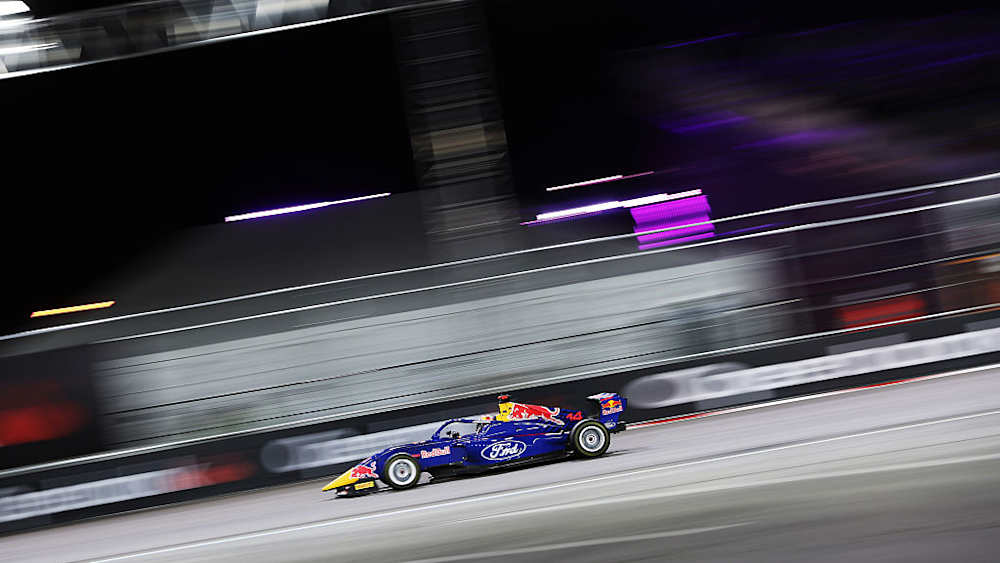 Chambers beat her teammate to pole by 0.380s