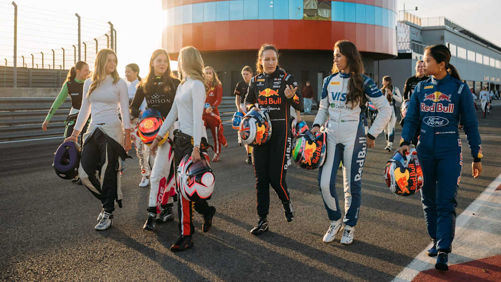 Both current and Rookie Test drivers participated in the assessments at the Circuito de Navarra