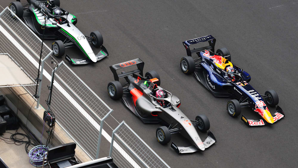 Emma Felbermayr passed Alisha Palmowski for second at the race start