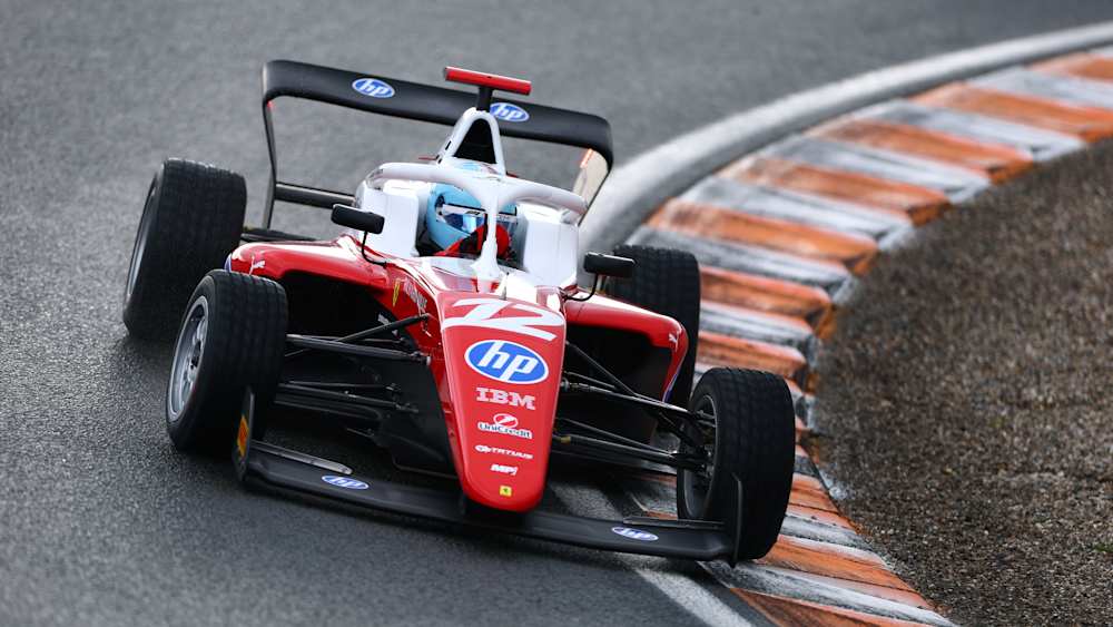 Larsen looked on course for her first pole position but was leapfrogged by Palmowski at the chequered flag
