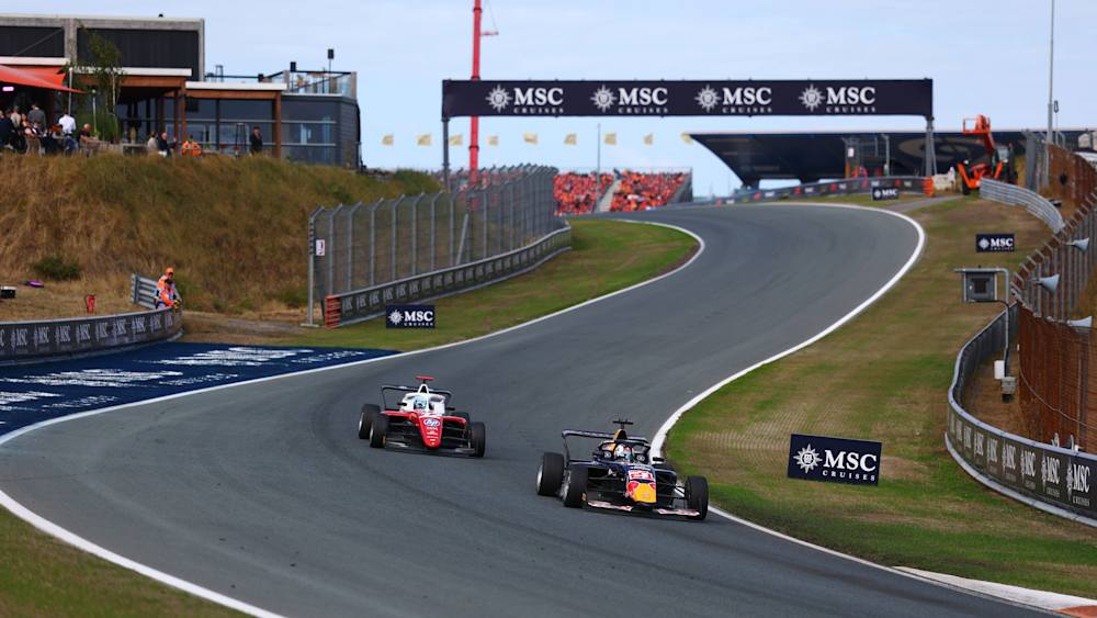 There was little to separate Palmowski and Larsen during the first phase of the race