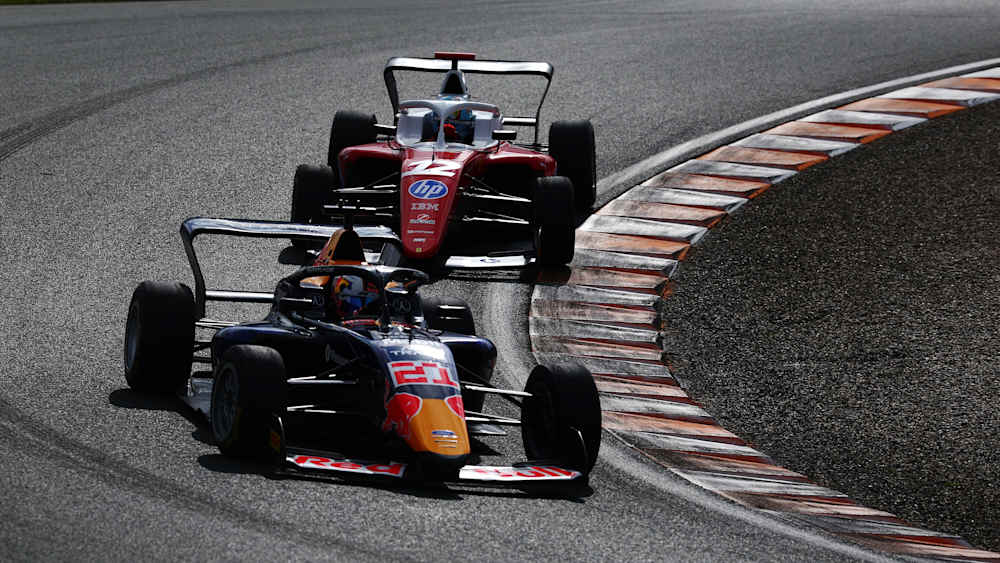 There was little to separate Palmowski and Larsen in the first half of the 17-lap race