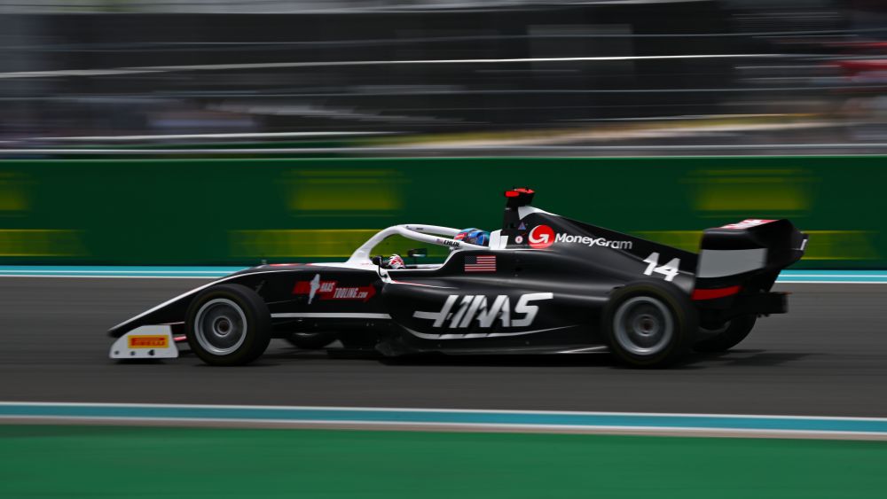 Chambers hizo historia para Haas al conseguir el primer podio del equipo estadounidense con un P3 en la Carrera 1 de Miami.