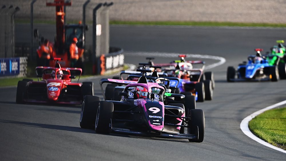 Una rápida escapada de Pulling le dio la oportunidad de escaparse con la victoria de la Carrera 1.