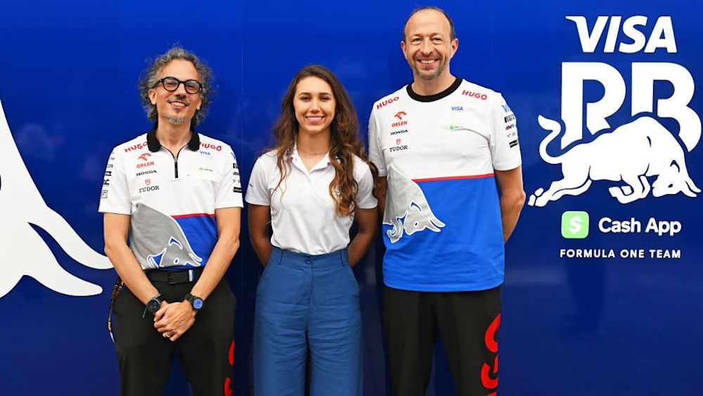 Ferreira junto a Laurent Mekies, director del equipo Racing Bulls, a la izquierda, y el director general, Peter Bayer, a la derecha, en el Gran Premio de Brasil.