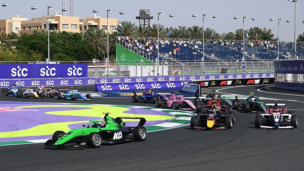 Palmowski dispatched Alba Larsen and Tina Hausmann into the first corner