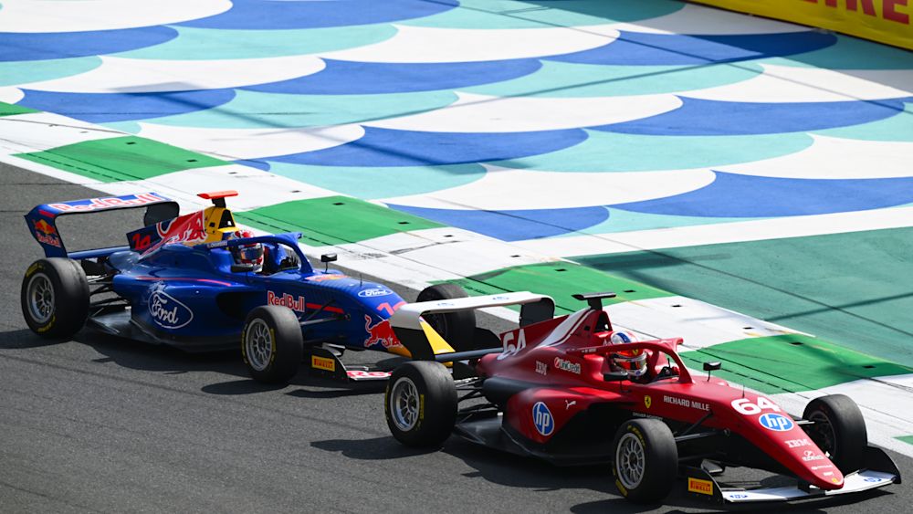 Chambers se mantuvo en el segundo lugar después de recibir una penalización de cinco segundos por obligar a Weug a salir de la pista.