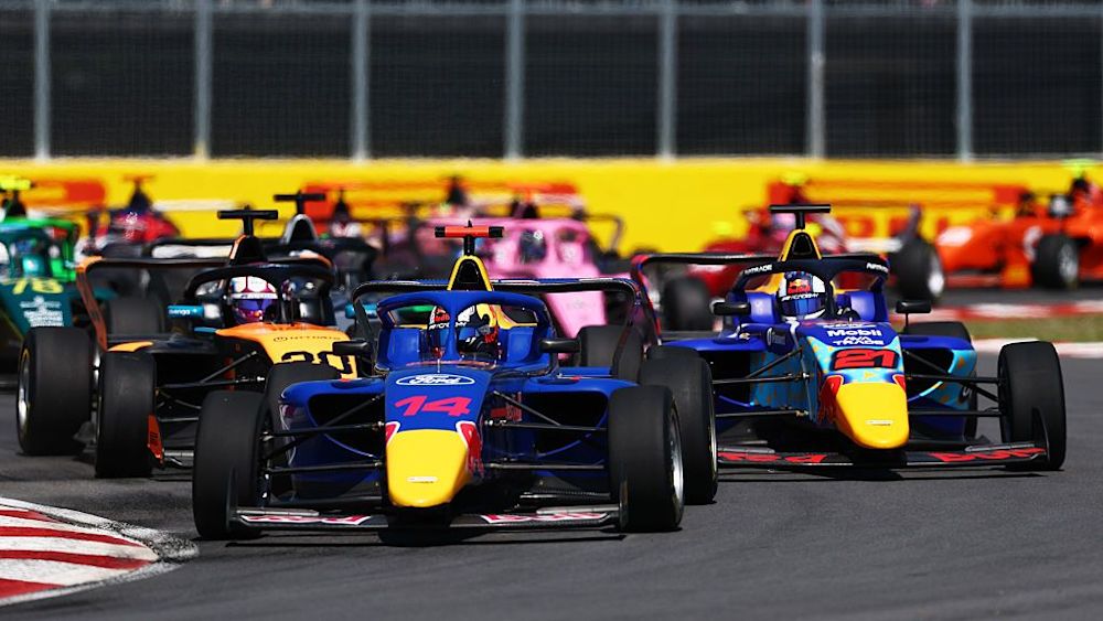 Chambers kept the lead as Palmowski and Lloyd fought over P2