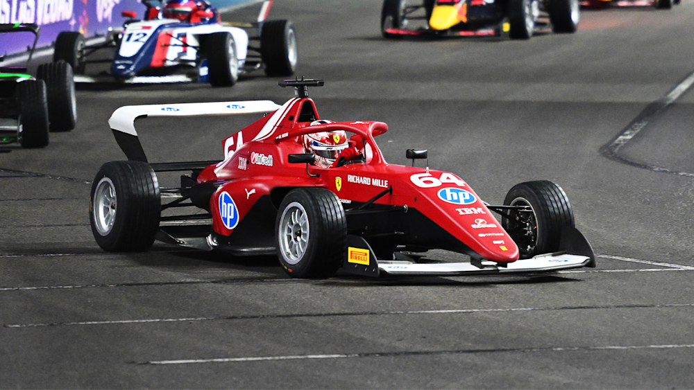 Maya Weug dramatically crashed out before racing got underway