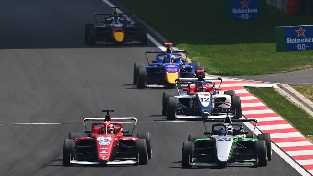 A decisive overtake from Pin was enough to give her an early lead in the Standings after Round 1