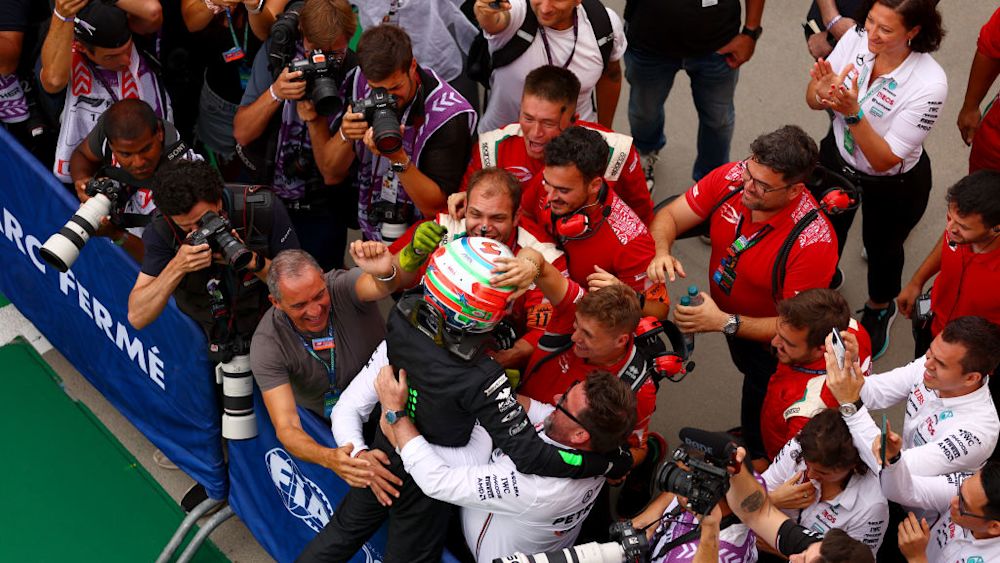 Antonelli celebra la victoria con su equipo PREMA