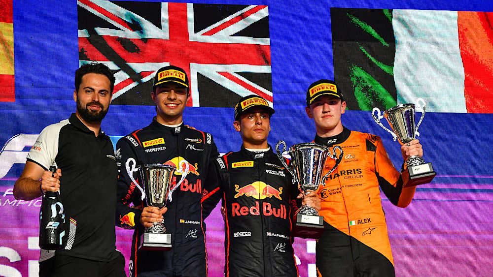 Los tres primeros pilotos celebran en el podio después de la carrera.