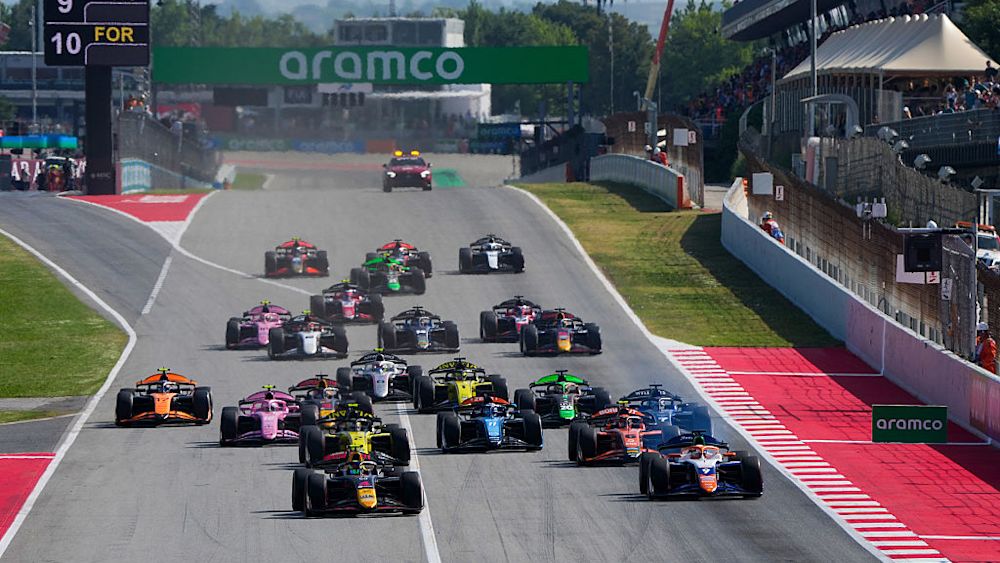 Lindblad made a great start from pole and kept the lead going into Turn 1