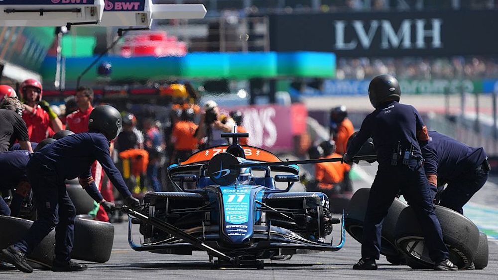 Crawford swapped onto the Soft tyres to go on a charge towards the podium places