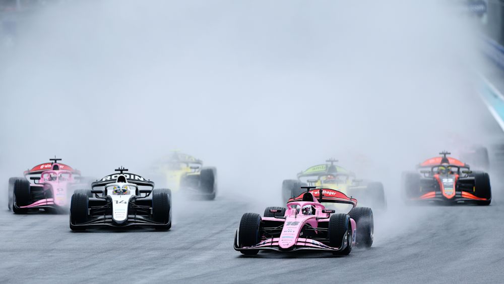Maini held the lead at the start while contact put Championship leader Tsolov on the sidelines