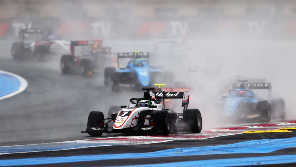 Vesti lost pole when the lights went out in Race 3 and ended up finishing P6