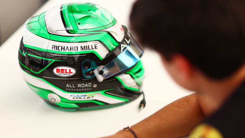 Simple outlet helmet designs