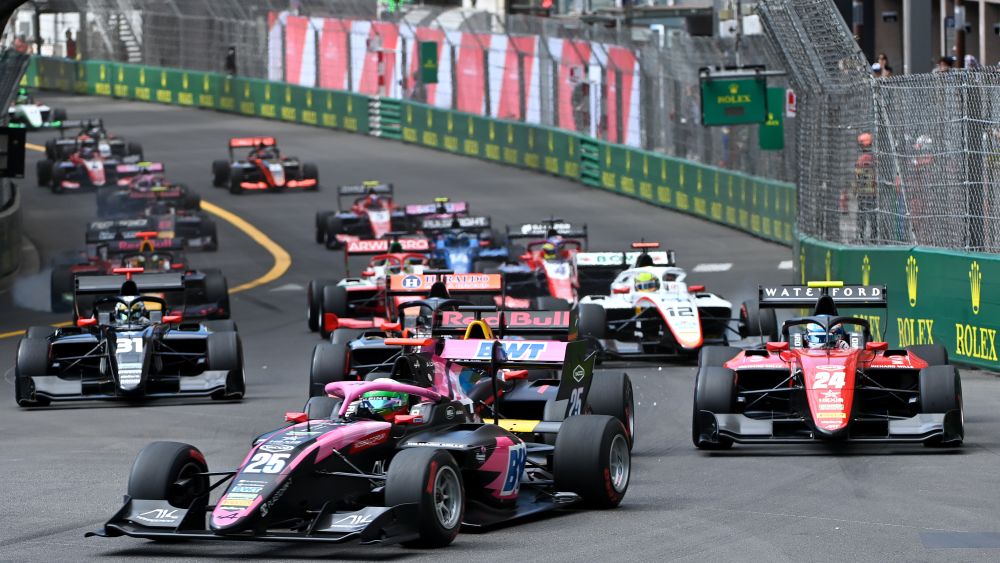 Tsolov got the ideal getaway while Tramnitz seized second position into Turn 1