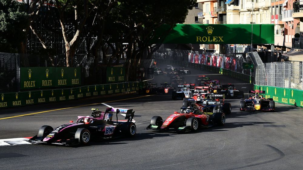 Minì held off the threat of Mansell and Browning at the start into Turn 1