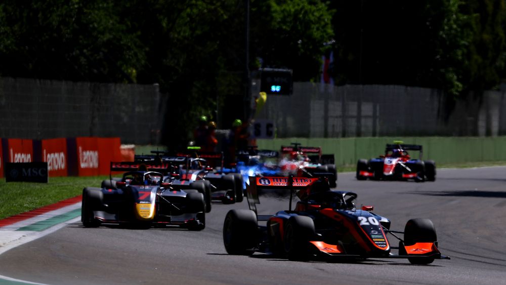 León managed four Safety Car restarts from the lead throughout a busy Sprint Race at Imola