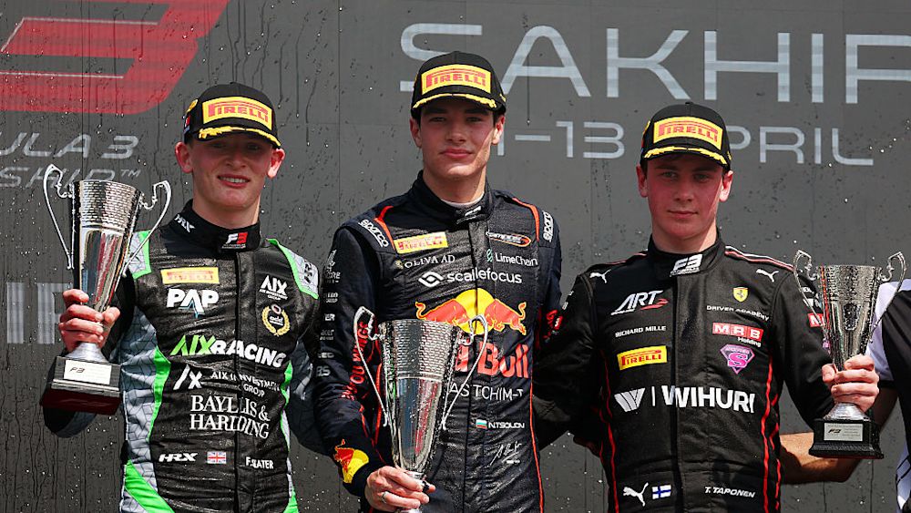 Los tres primeros celebran tras la carrera Sprint en el podio