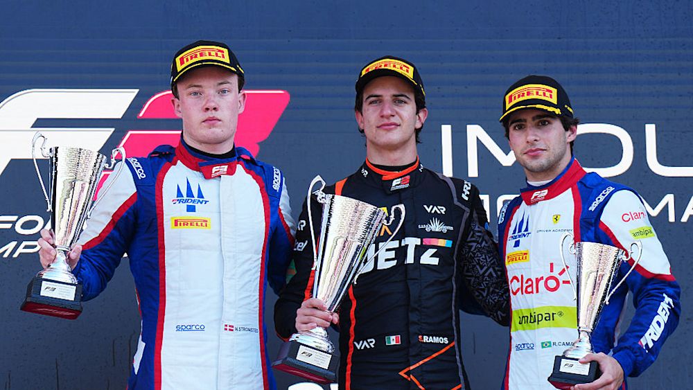 Los tres primeros celebran en el podio tras la carrera.