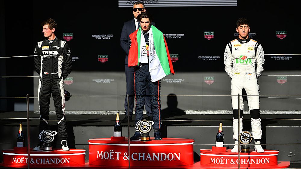 Los tres primeros celebran en el podio después de la carrera