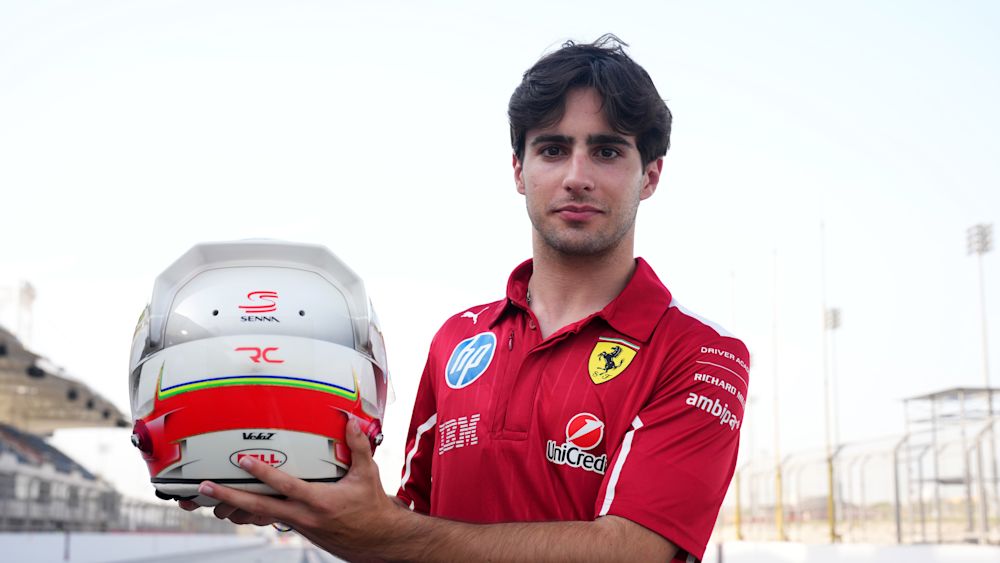 Plenty of red and a nod to a Brazilian icon: Rafael Câmara on his 2025 helmet