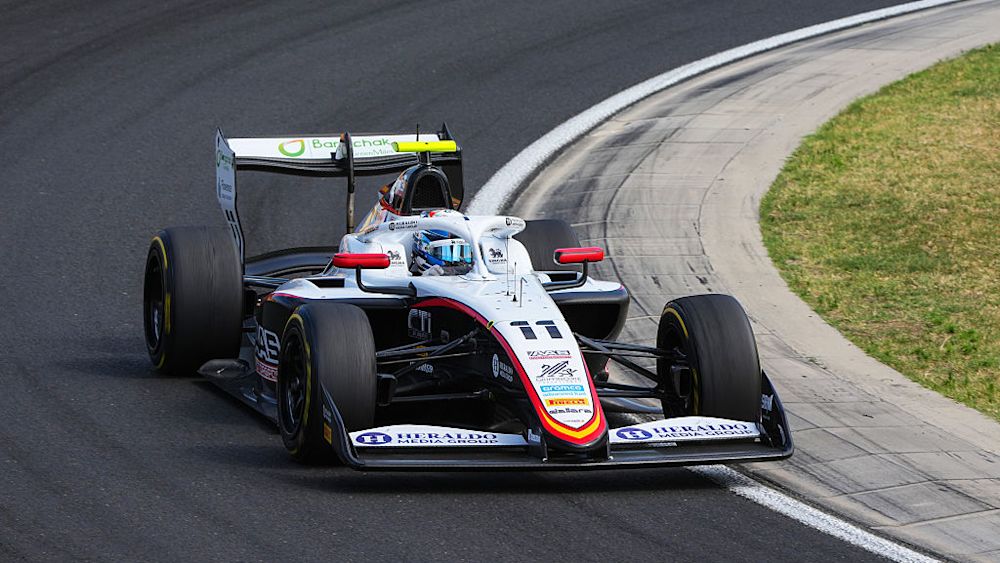 Inthraphuvasak would take a tourist to a few of the landmarks in Bangkok