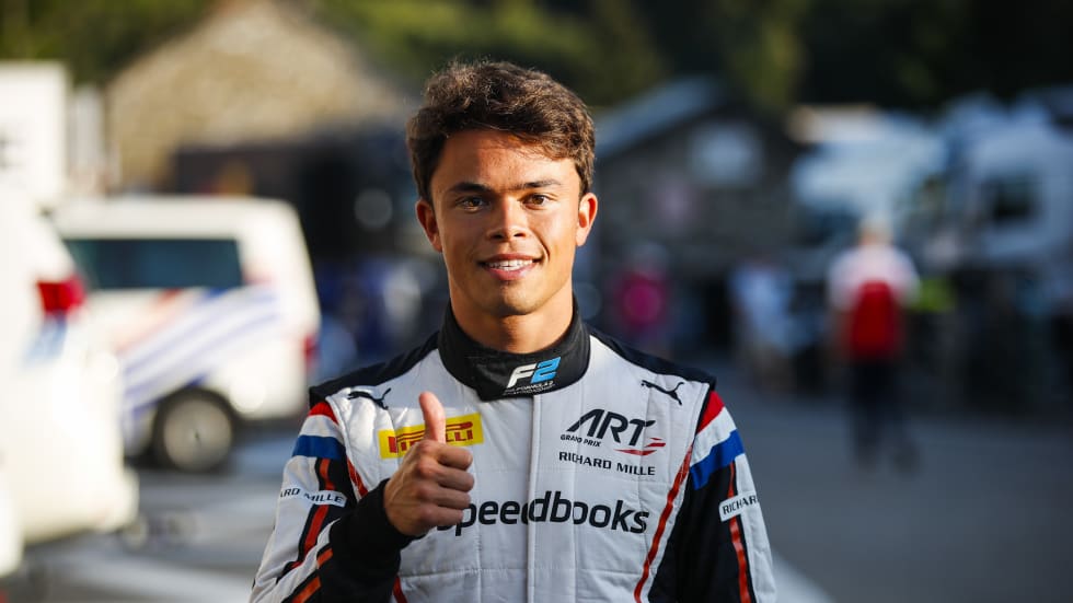 De Vries tops red hot Qualifying session