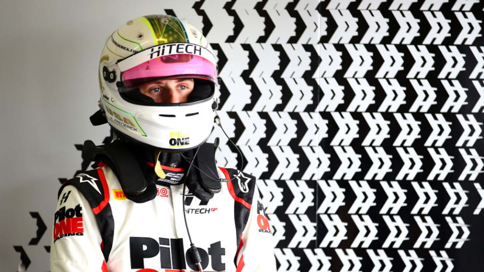 influência americana: O design do capacete de Kaylen Frederick explicou