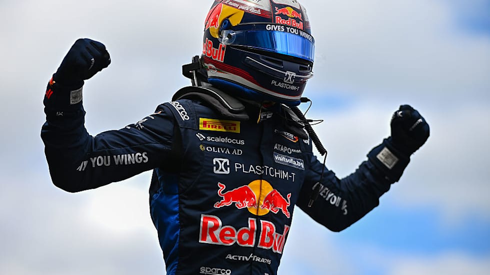 Nikola Tsolov Secures First F2 Win in Melbourne Feature Race