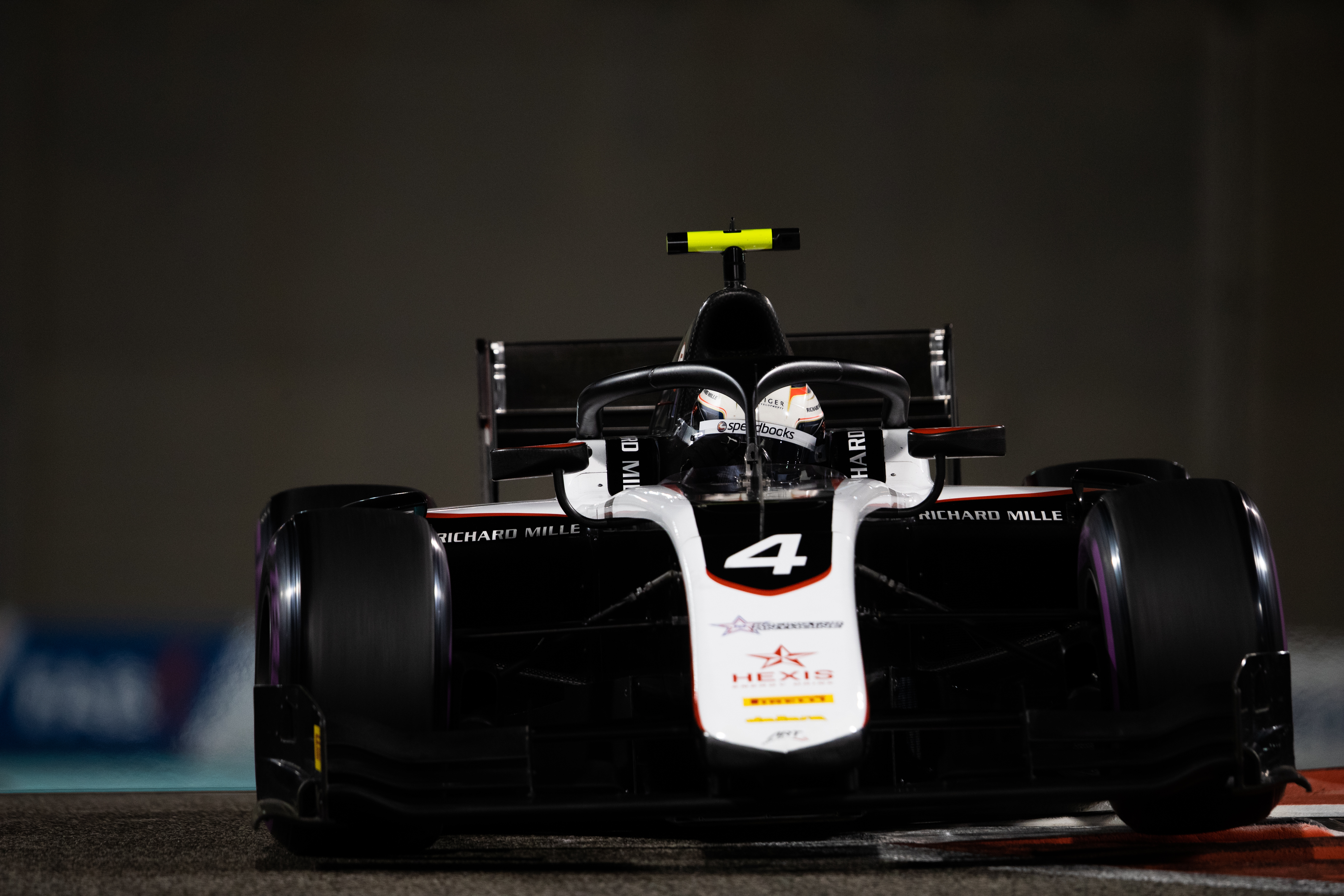 洋書 Photo Formula 1 Mike_Z_Art_cover-tiny-810x0.webp