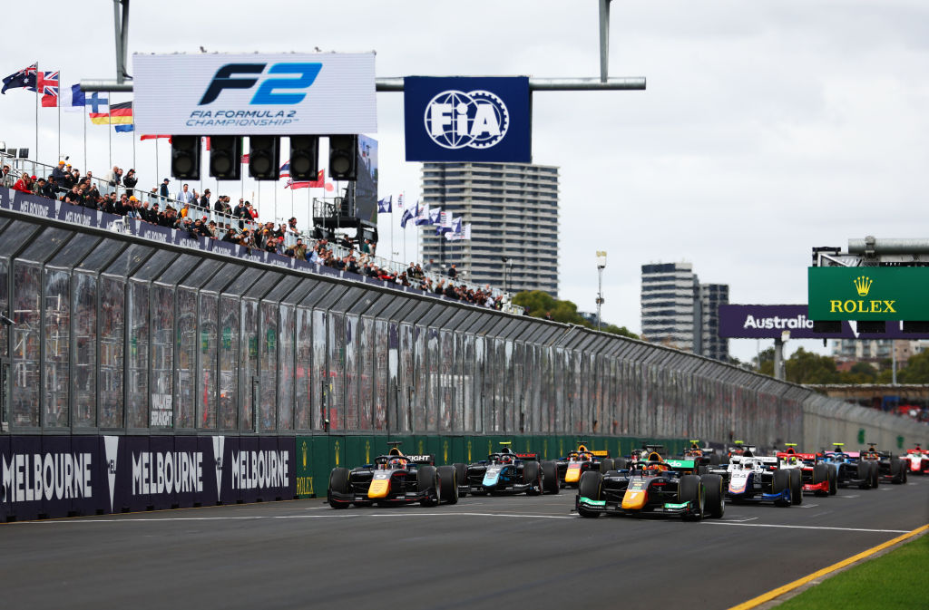 Il paddock di F1 si sposta in Australia per il terzo weekend stagionale, e con esso anche F2 e F3 che correranno entrambe le gare in piena notte italiana | EP. 3