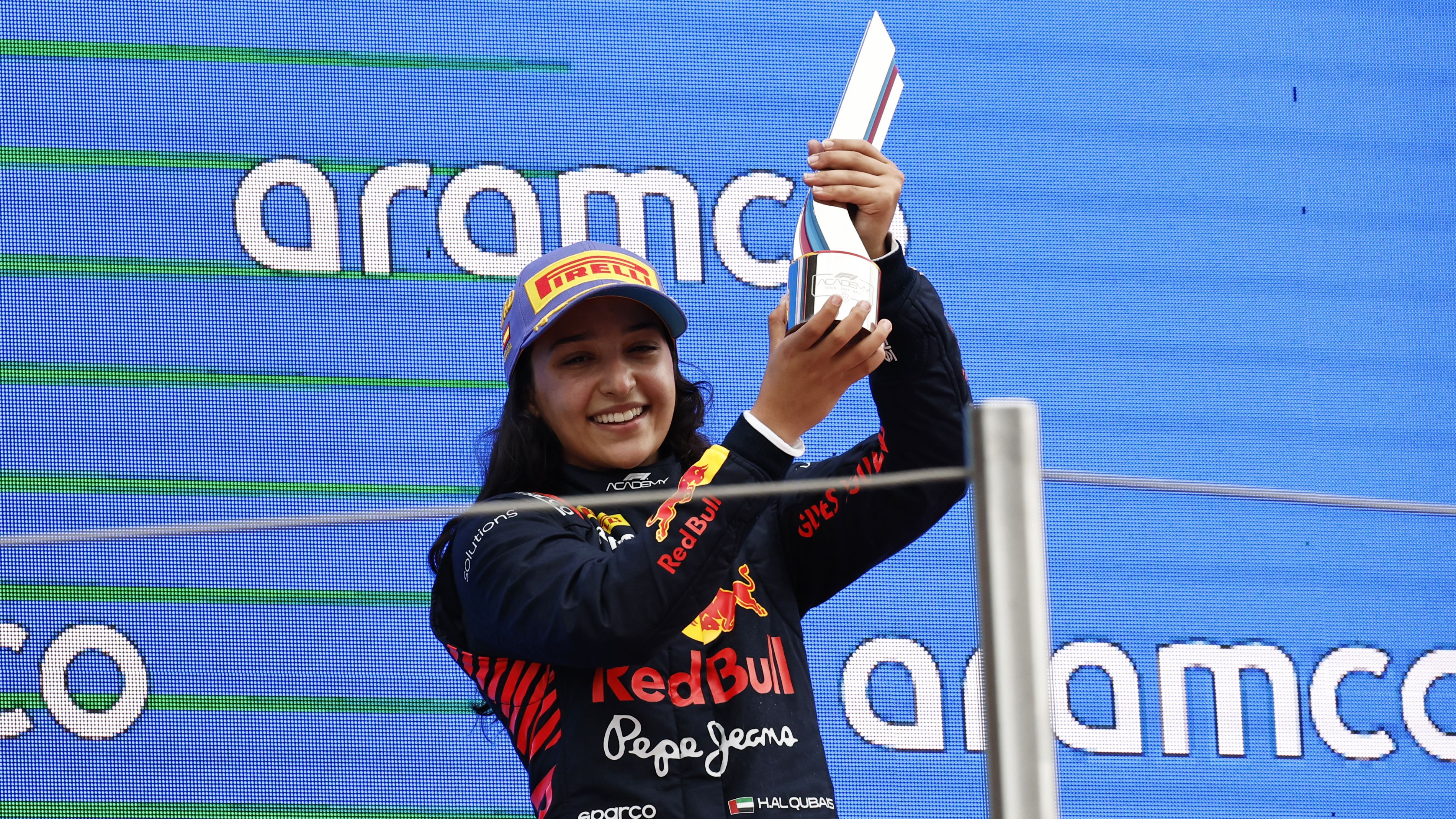 Ayollarning eshagiga sikilgan videoni tomosha qiling.