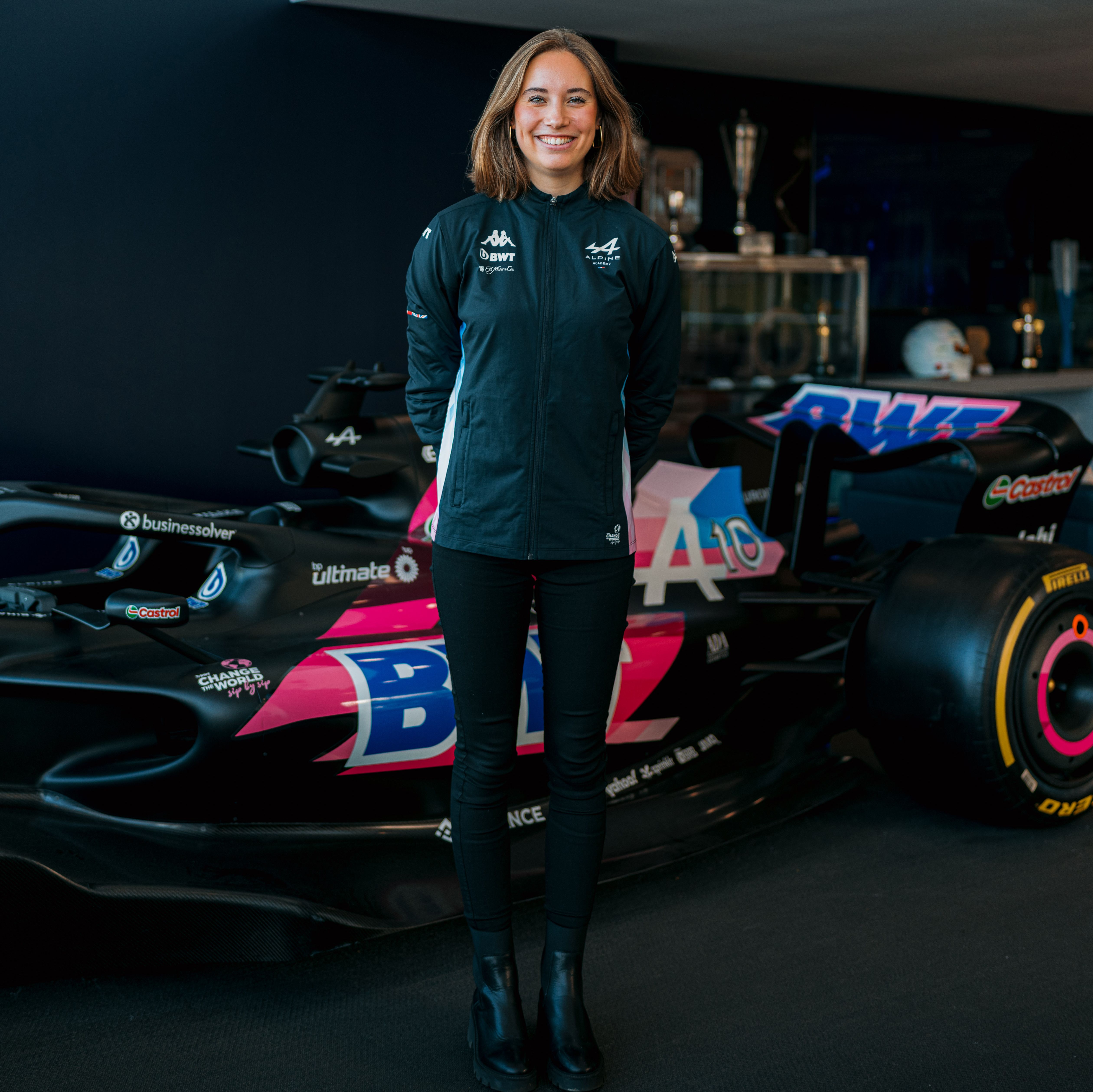 s__s 専用　jjj MAKTUK Yacht Club HIKARI 新品 2,000,000 Yacht Tour : Sunseeker 68 Manhattan Pacific - YouTube